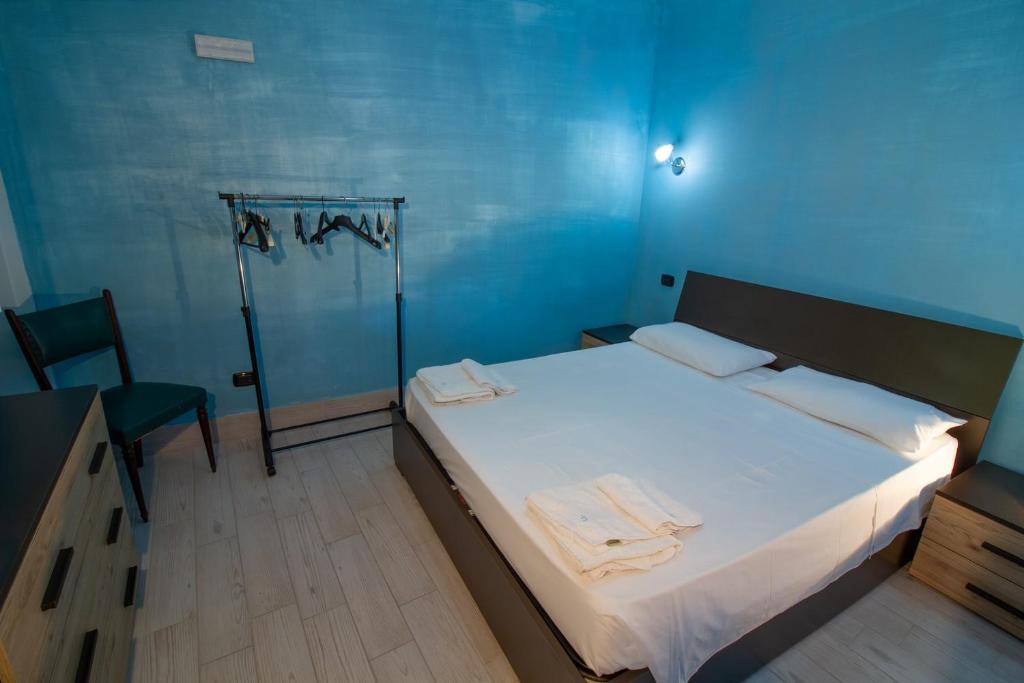 une chambre avec un lit avec deux serviettes dessus dans l'établissement Il Posto, à Pulsano