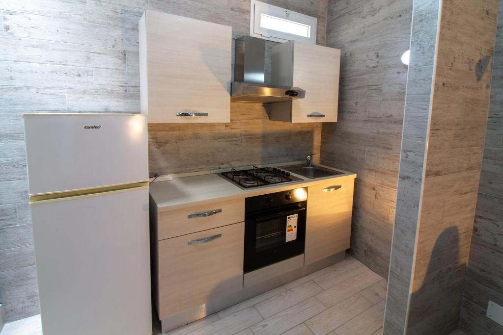 Il comprend une petite cuisine équipée d'un réfrigérateur et d'une cuisinière. dans l'établissement Il Posto, à Pulsano