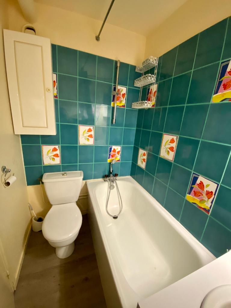 une salle de bain avec toilettes, baignoire et lavabo dans l'établissement BLocation - La Mongie - Apt 2 ch - 8 pers - Place parking couvert - Ménage en suppl, à La Mongie
