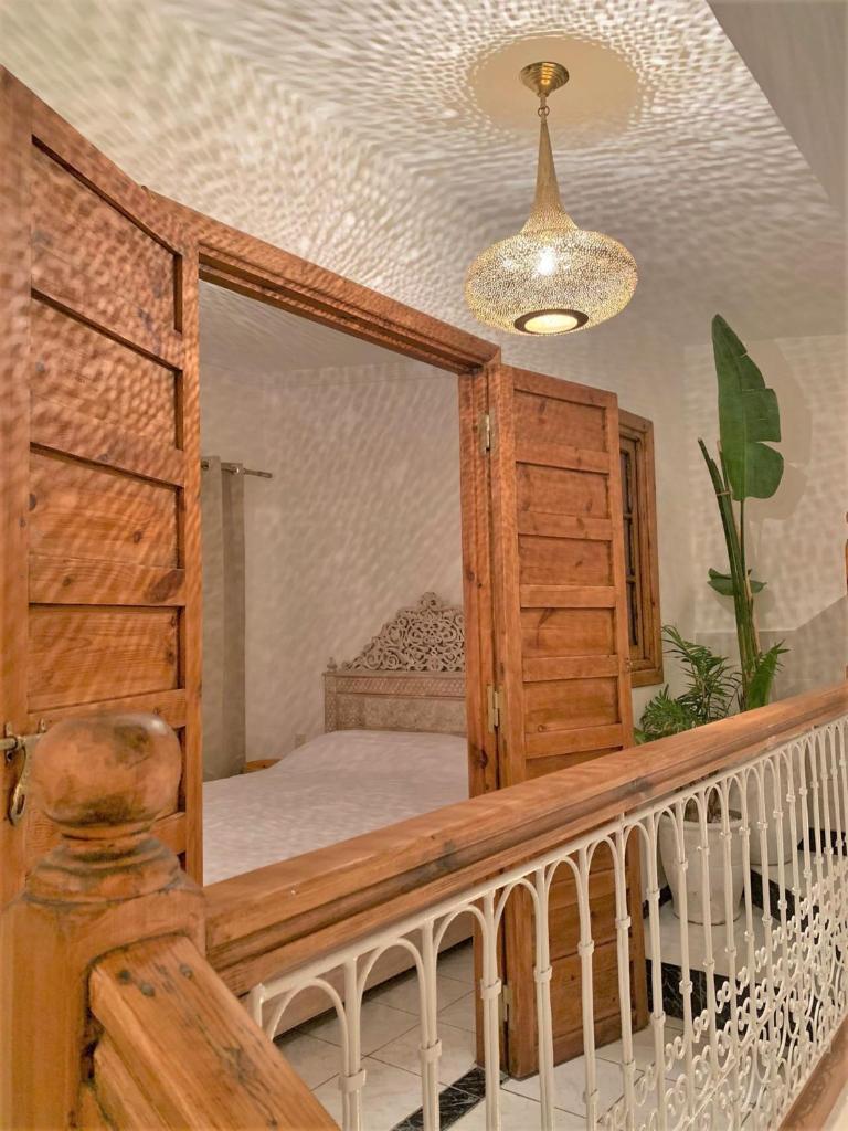 une chambre avec un lit superposé et un miroir dans l'établissement Riad with 3 Swimming Pools, à Marrakech