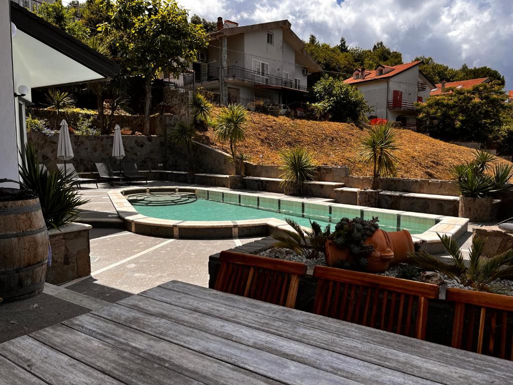 une piscine dans une cour avec une maison dans l'établissement Villa Lila, à Laureana Cilento