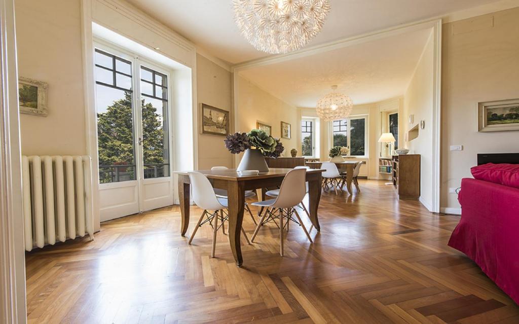 une salle à manger et un salon avec une table et des chaises dans l'établissement Villa Angela, à Stresa