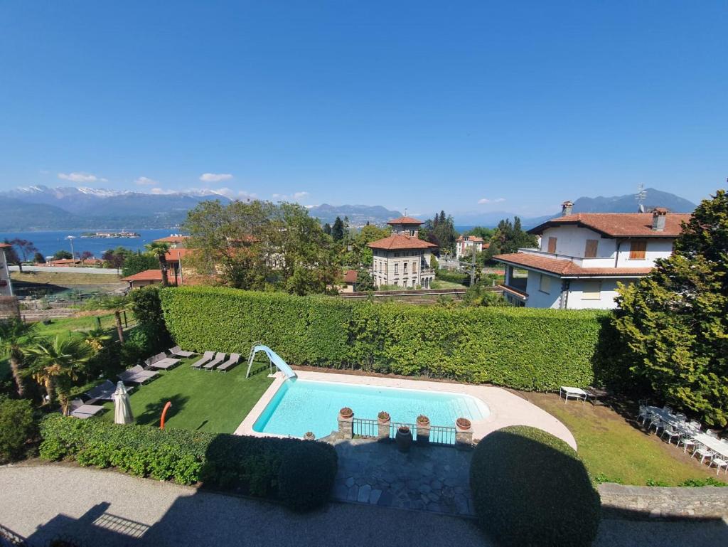 une vue aérienne d'une maison avec piscine dans l'établissement Villa Angela, à Stresa