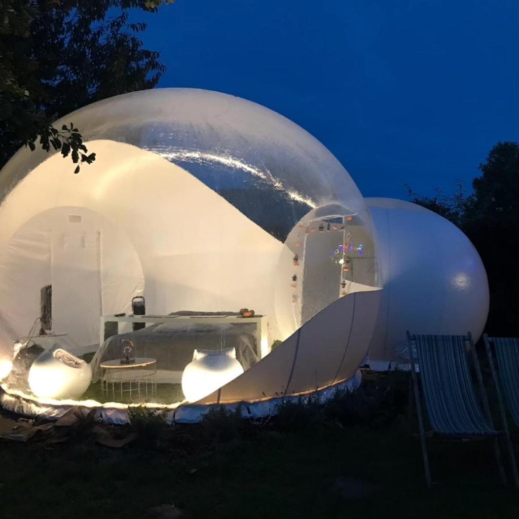 un grand dôme blanc avec une table. dans l'établissement La bulle, à Attiches
