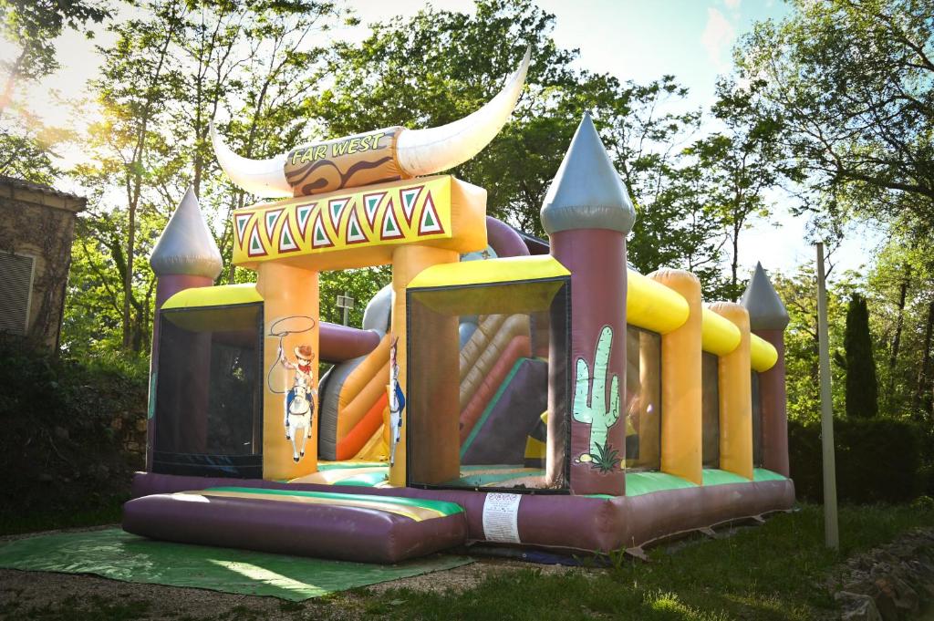 - un parc de jeux pour enfants avec un château gonflable dans l'établissement Camping le Colorado, à Rustrel