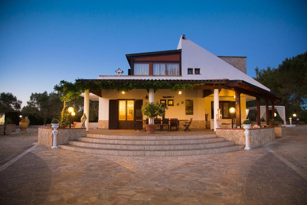 une maison avec des escaliers devant elle la nuit dans l'établissement Villa dei Sogni Gallipoli, à Tuglie
