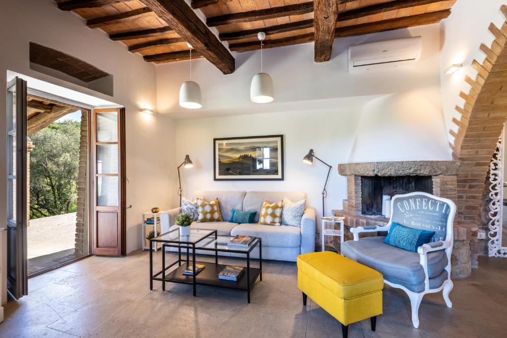 un salon avec un canapé et une cheminée dans l'établissement Villa Cantucci, à Volterra