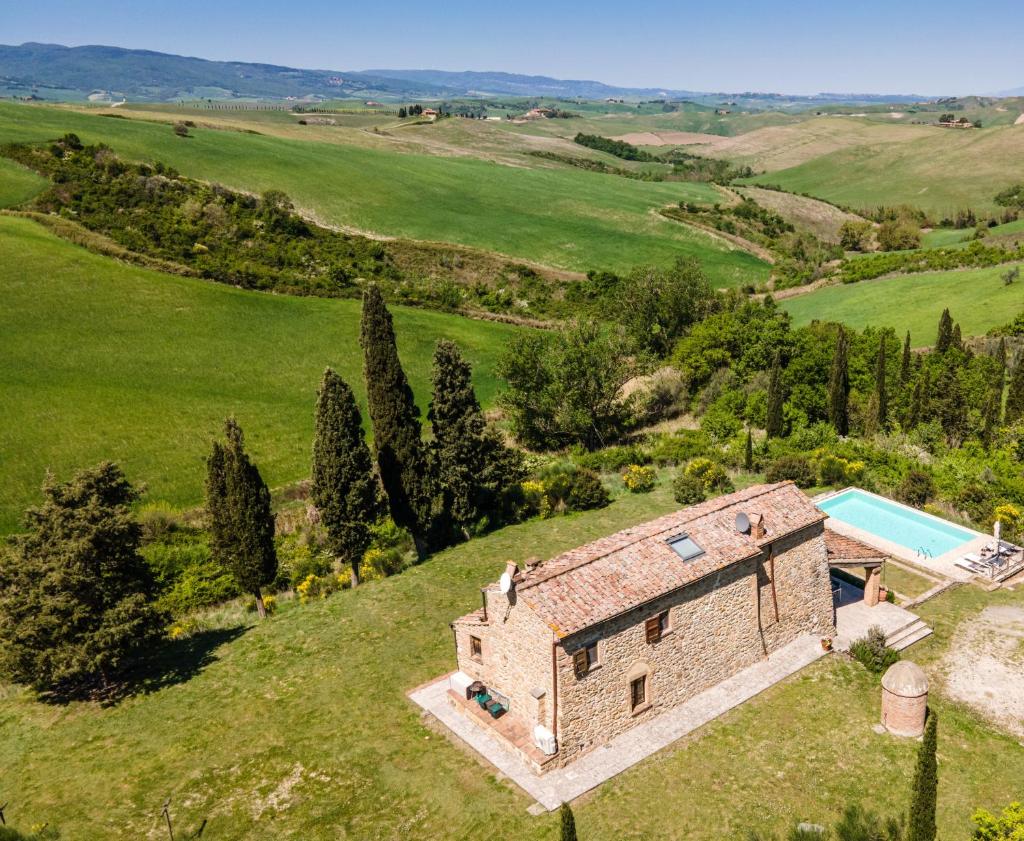 - une vue aérienne sur une maison en pierre avec une piscine dans l'établissement Villa Cantucci, à Volterra