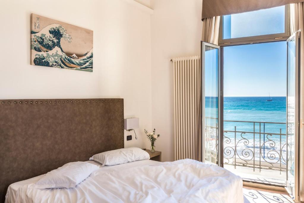 une chambre avec un lit et une vue sur l'océan dans l'établissement Hotel Parigi & Spa, à Bordighera 98 autres photos