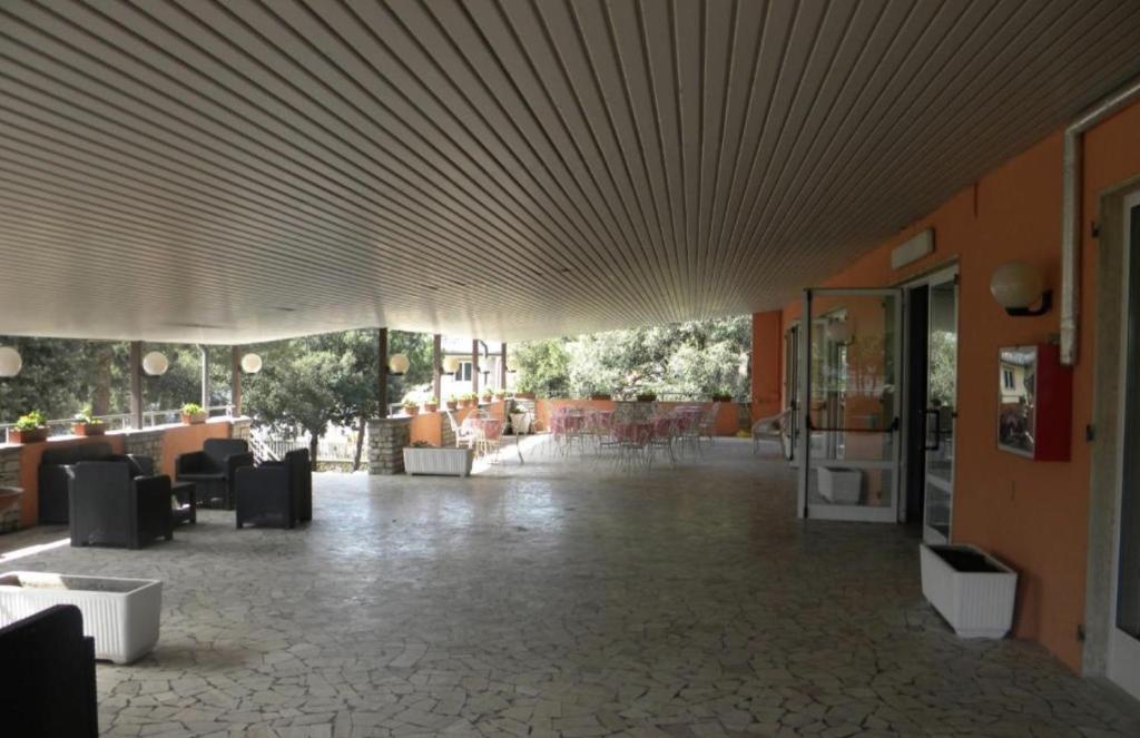 un hall d'un immeuble avec un grand plafond dans l'établissement NEW PARK HOTEL, à Lido di Camaiore 1 autre photo