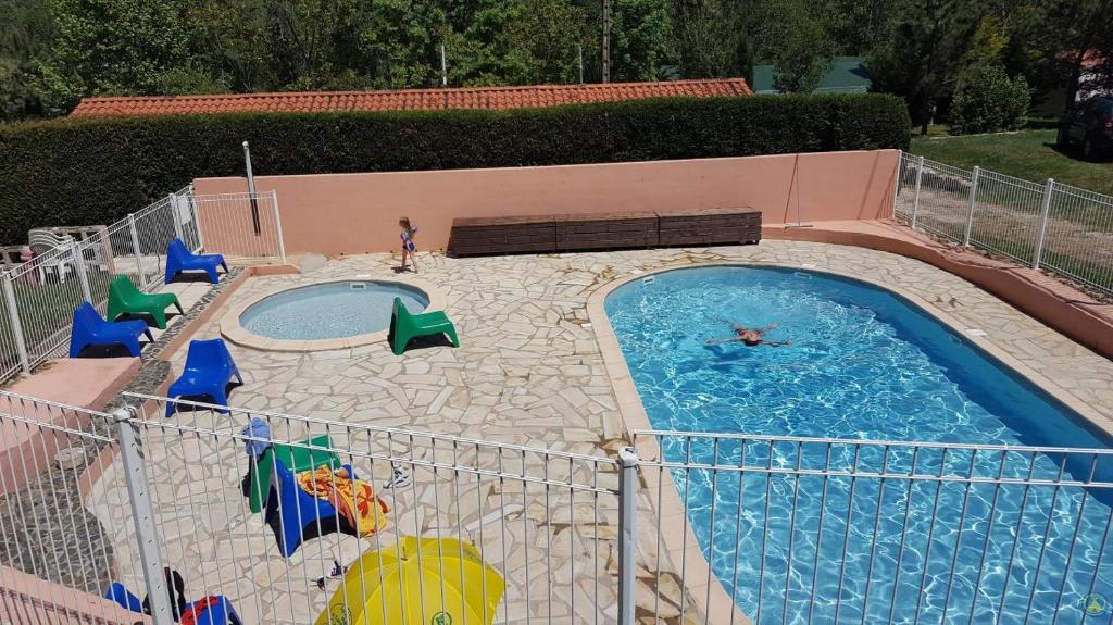 - une grande piscine avec 2 toboggans dans l'établissement Camping le Rotja, à Fuilla