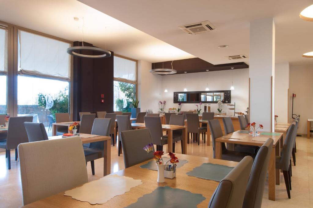 une salle à manger avec des tables et des chaises en bois dans l'établissement Sanlu Hotel, à Serrano