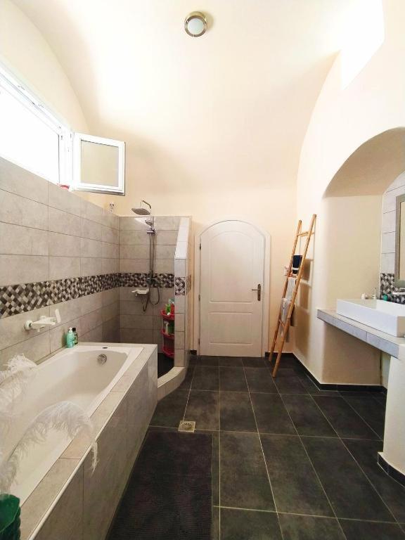 Dream Home- Santorini Cave House 7
