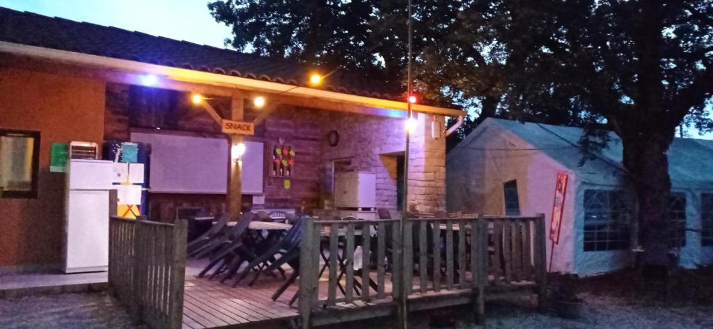 Cette maison dispose d'une terrasse avec une table et un réfrigérateur. dans l'établissement CABANE INSOLITE et COCOONING 2 personnes-CAMPING LE BEL AIR- L'ERABLE, à Limogne-en-Quercy 4 autres photos