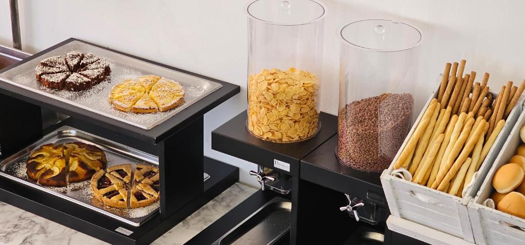 une vitrine avec différents types de pâtisseries et de pain dans l'établissement Hotel Mirage, à Bellaria-Igea Marina 40 autres photos