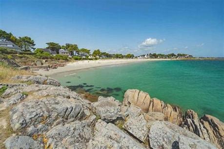 - une vue sur une plage de rochers et l'océan dans l'établissement Mobil home sur Carnac, à Carnac