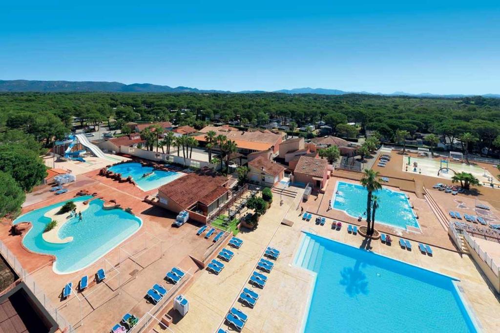- une vue de tête sur un complexe avec 2 piscines dans l'établissement Mobil home Oasis Village 5*, à Puget-sur Argens