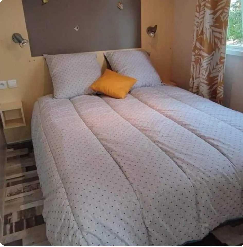 Cette chambre dispose d'un grand lit double. dans l'établissement Mobil home Oasis Village 5*, à Puget-sur Argens