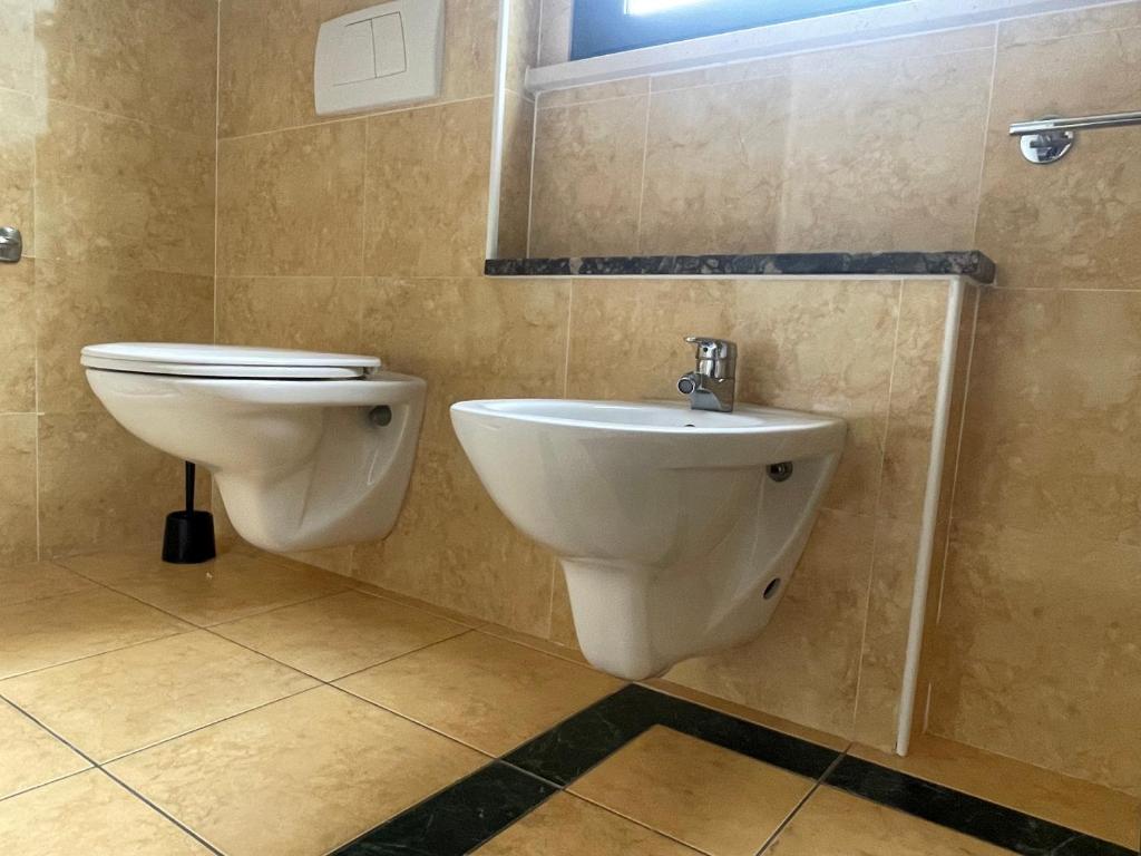 une salle de bain avec toilettes et lavabo dans l'établissement CASA MAJOR Hotel & Appartamenti CERVIA, à Cervia 7 autres photos