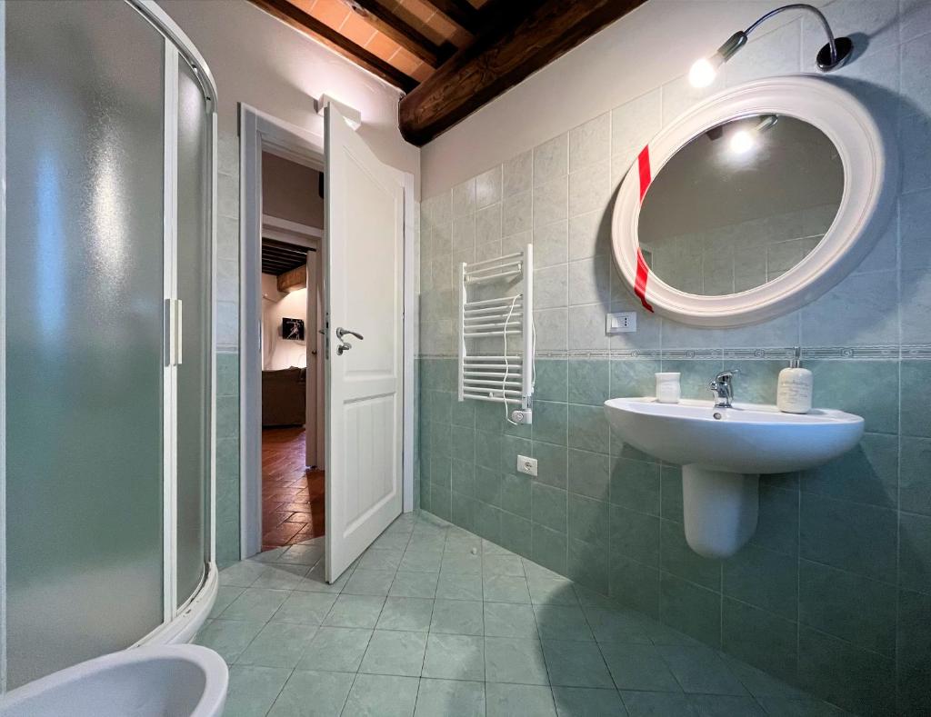 une salle de bain avec un lavabo et un miroir dans l'établissement Panoramic Villa Ludovica with private pool - Borgo del Silenzio, à Orciatico