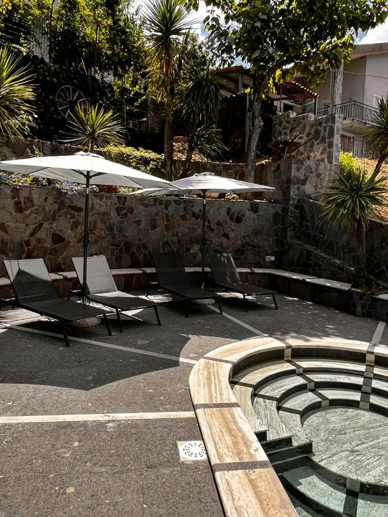 - un ensemble de chaises et de parasols sur la terrasse dans l'établissement Villa Lila, à Laureana Cilento 21 autres photos