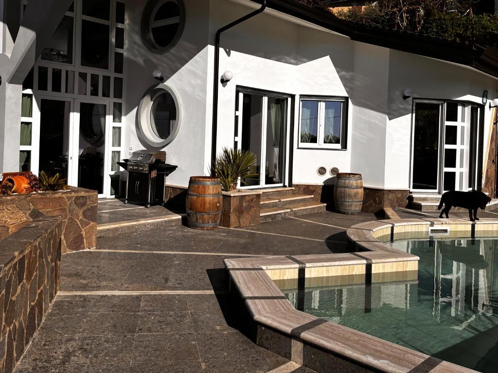 une maison avec piscine à côté d'une maison dans l'établissement Villa Lila, à Laureana Cilento