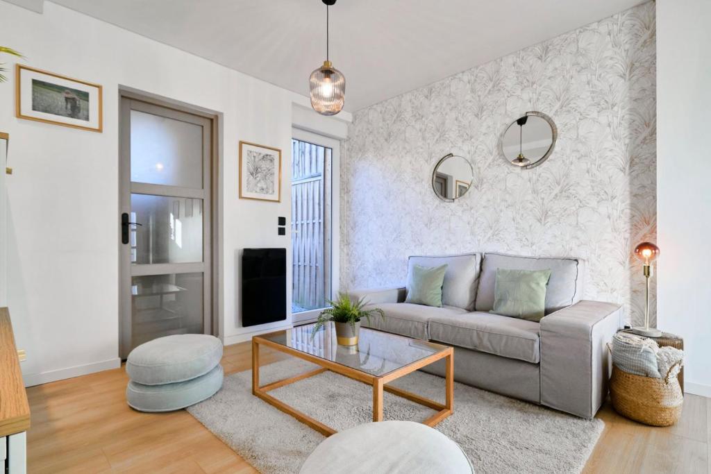 Two bedroom house with courtyard, quiet 2