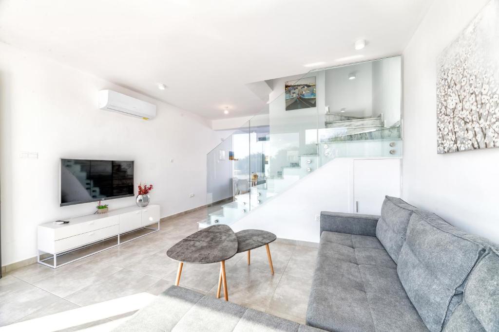 PROTARAS HEIGHTS 6