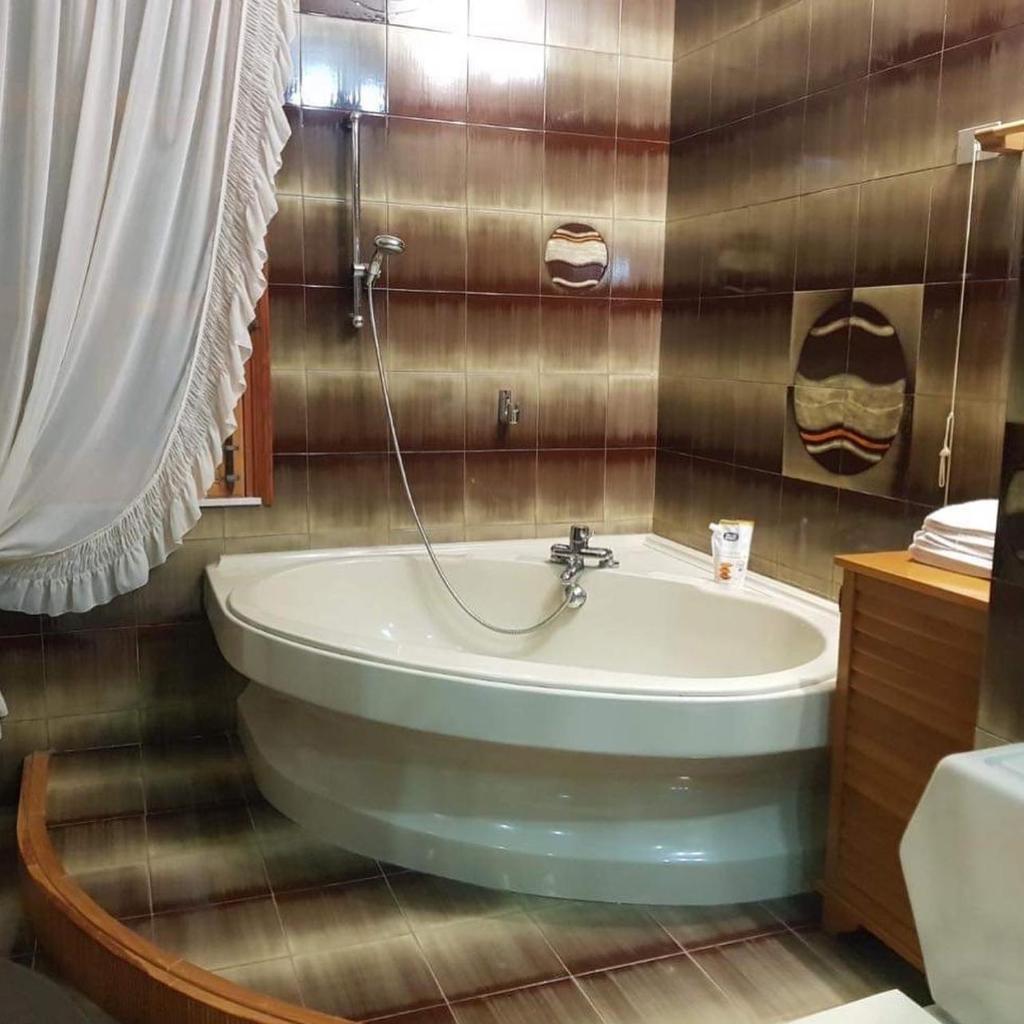 une salle de bain avec baignoire dans une chambre dans l'établissement Villa Aladin, à Sciacca 11 autres photos