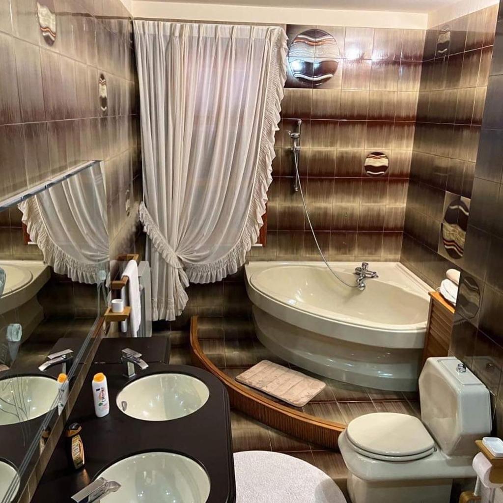 une salle de bain avec une baignoire, des toilettes et un lavabo dans l'établissement Villa Aladin, à Sciacca