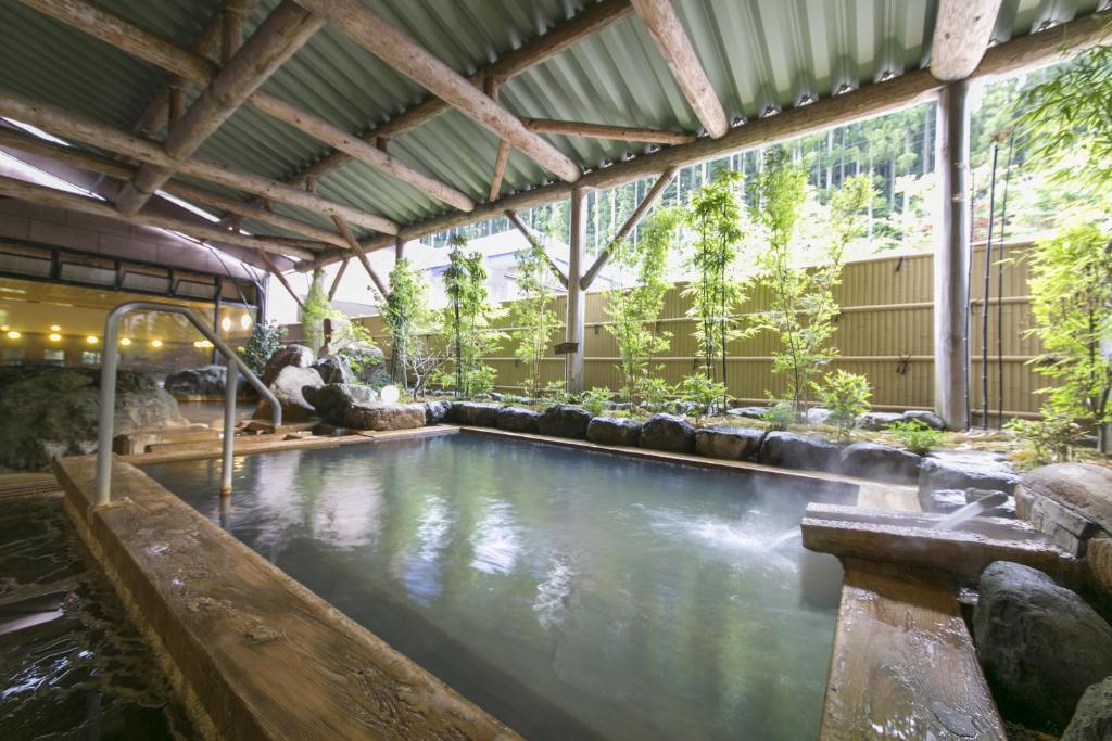 - une piscine dans un bâtiment avec piscine dans l'établissement Okuhida Garden Hotel Yakedake, à Takayama