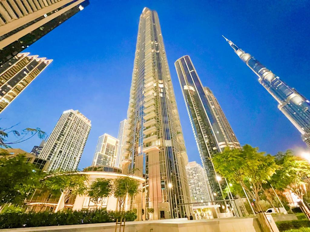 Downtown Luxury - Stunning Burj Khalifa & Sea View - 5 Minutes Walk to Dubai Mall