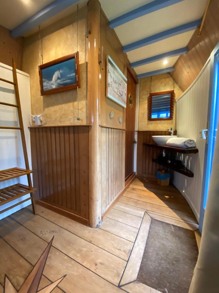 Cette petite chambre comprend une salle de bains pourvue d'un lavabo. dans l'établissement La Quille en l'air, à Crozon 6 autres photos