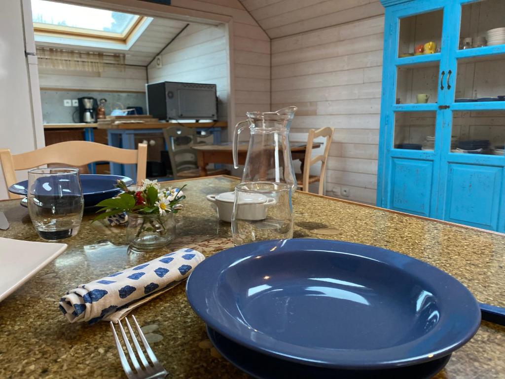 une table avec une plaque bleue sur un comptoir dans l'établissement La Quille en l'air, à Crozon