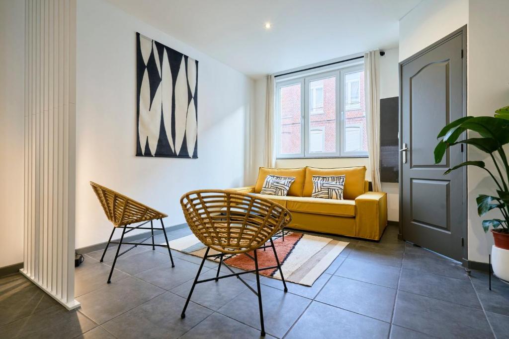 3 bedroom house with courtyard, near metro 7