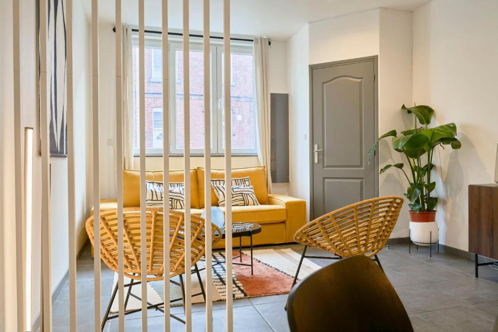3 bedroom house with courtyard, near metro 5