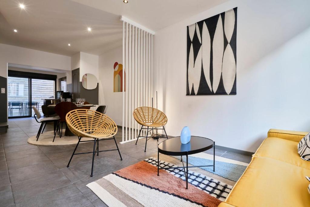 3 bedroom house with courtyard, near metro 6
