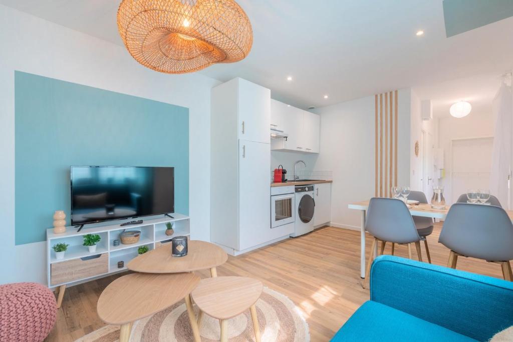 1 bedroom apartment near tram, CHR + parking 8