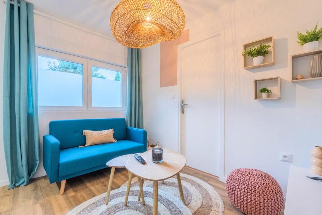 1 bedroom apartment near tram, CHR + parking 6