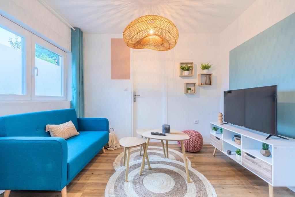 1 bedroom apartment near tram, CHR + parking 2