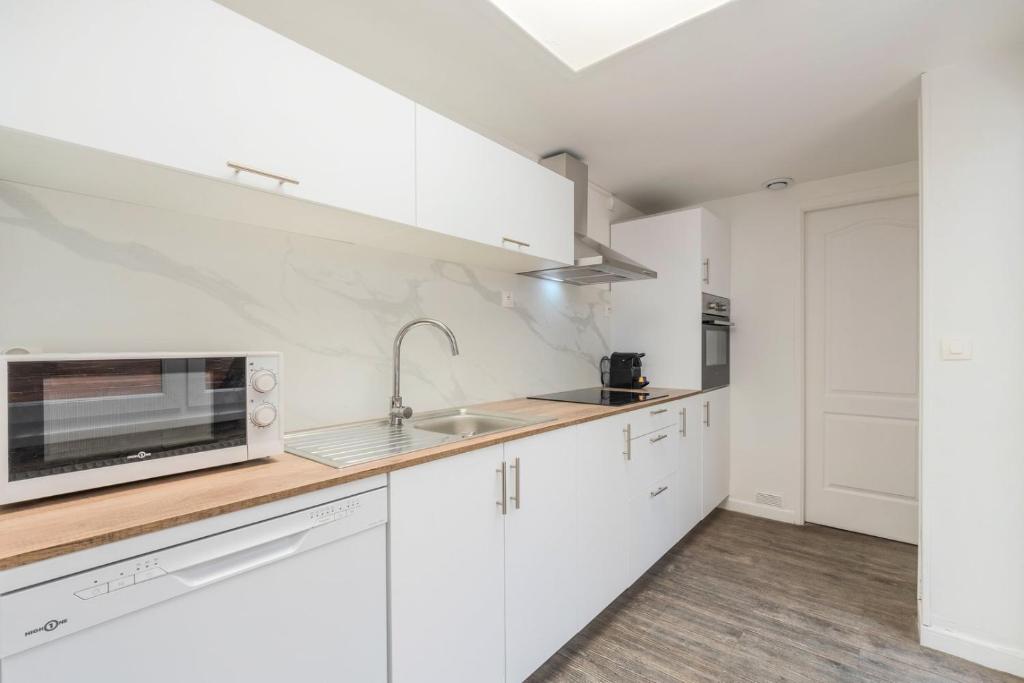 4 BR & 4 bathroom house close to Parc Barbieux 8
