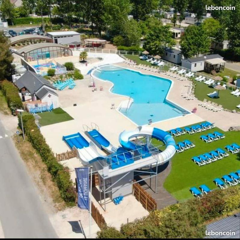 une vue aérienne d'un parc aquatique avec un toboggan aquatique dans l'établissement Mobil Home tout confort idéal pour 4 personnes dans le Domaine de Dugny CAMPING 4 ETOILES, Proche de Blois, du Zoo de beauval et des Châteaux de la Loire, à Onzain