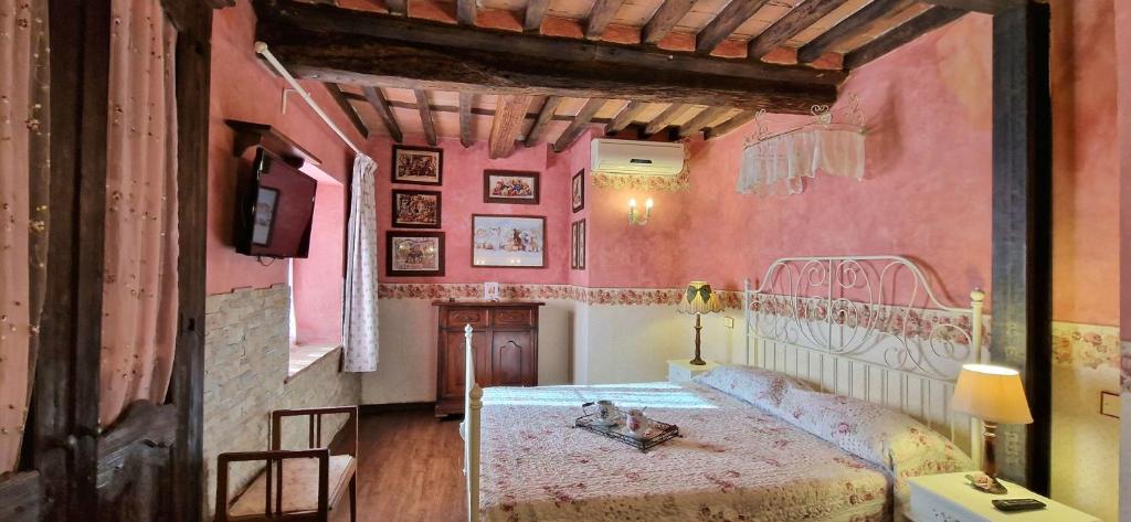 - une chambre avec un lit dans une pièce aux murs roses dans l'établissement Casale Paola - Belcanto Villas, à Pietrasanta 33 autres photos