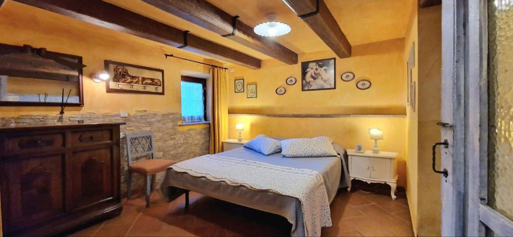 une chambre avec un lit et un lavabo dans l'établissement Casale Paola - Belcanto Villas, à Pietrasanta
