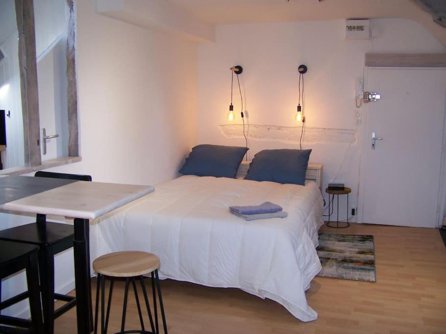 Rennes: studio 4 couchages, proche commerces, bus. 5