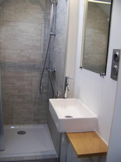 Rennes: studio 4 couchages, proche commerces, bus. 6