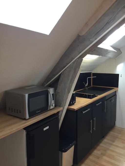 Rennes: studio 4 couchages, proche commerces, bus. 8