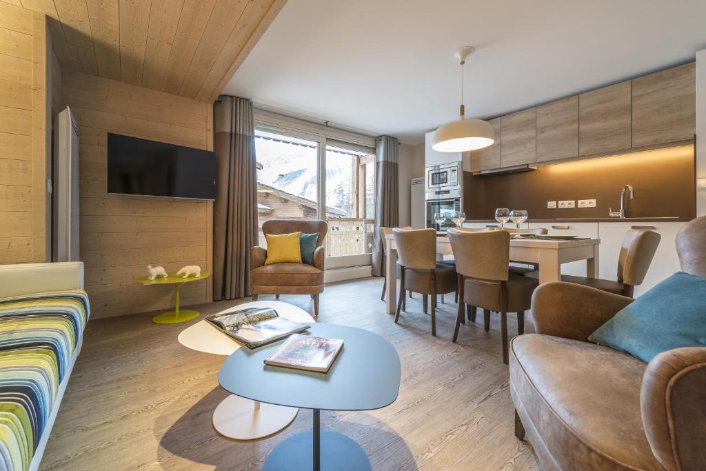 un salon avec un canapé et une table dans l'établissement Les Chalets Du Jardin Alpin, à Val dʼIsère