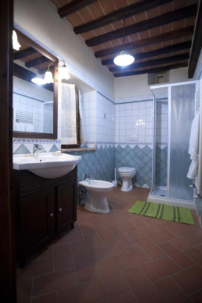 une salle de bain avec un lavabo, des toilettes et une douche dans l'établissement Tenuta Angelici Winery Casa Contea with pool and panoramic pool Cortona, à Terontola