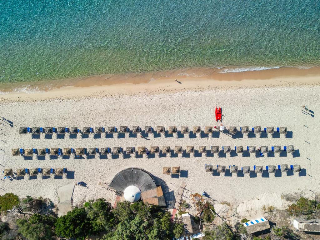Elle offre une vue sur la plage dotée de chaises et l'océan. dans l'établissement Abamar Hotel, à Santa Margherita di Pula